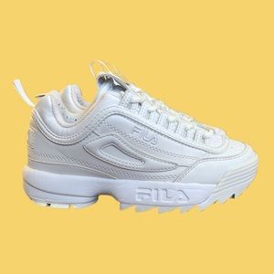 Women’s Fila Sneakers fits sizes 5-6.5!